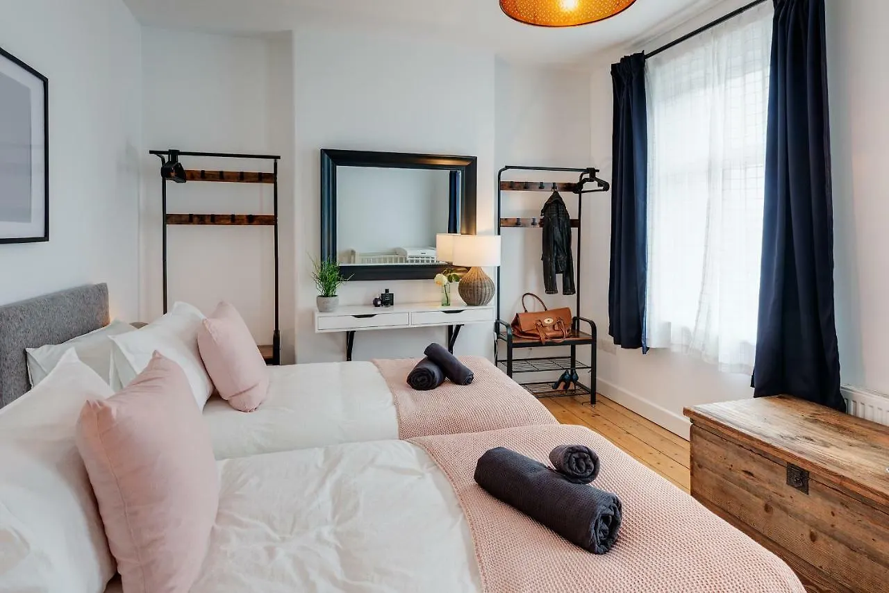 Nomi Homes - Exeter - Bookdirect - Central - Beach - Wifi 0*,  United Kingdom