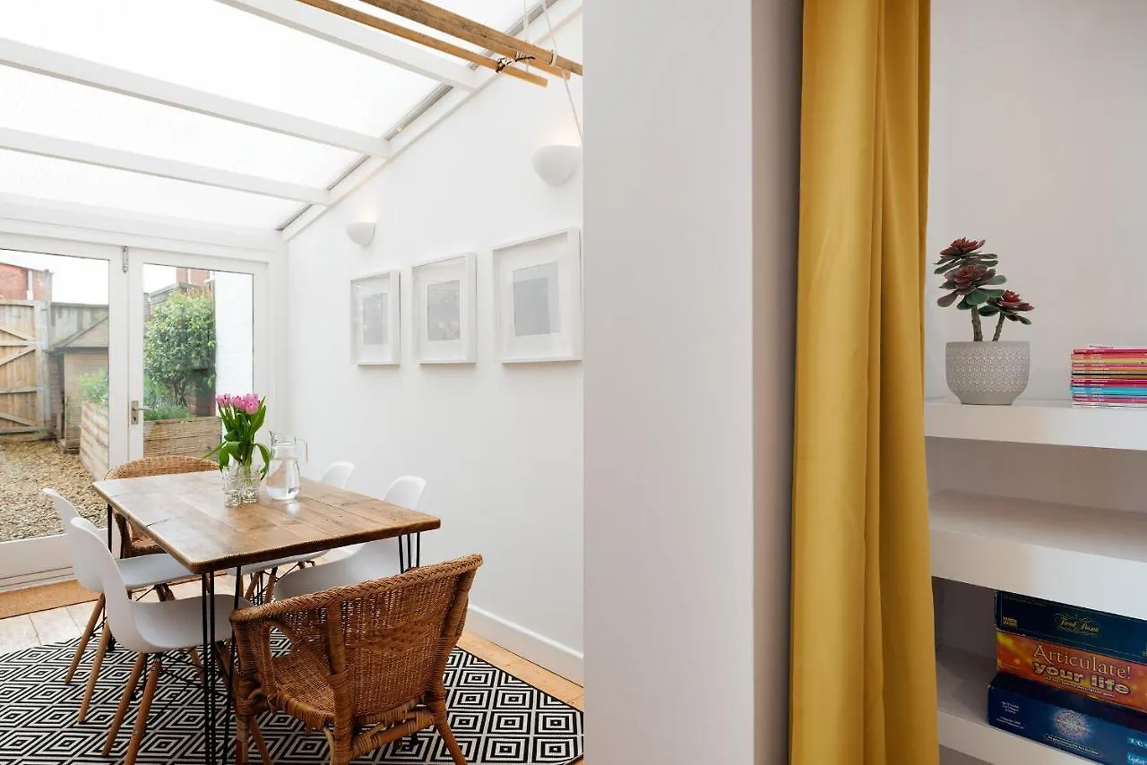 Nomi Homes - Exeter - Bookdirect - Central - Beach - Wifi 0*,  United Kingdom